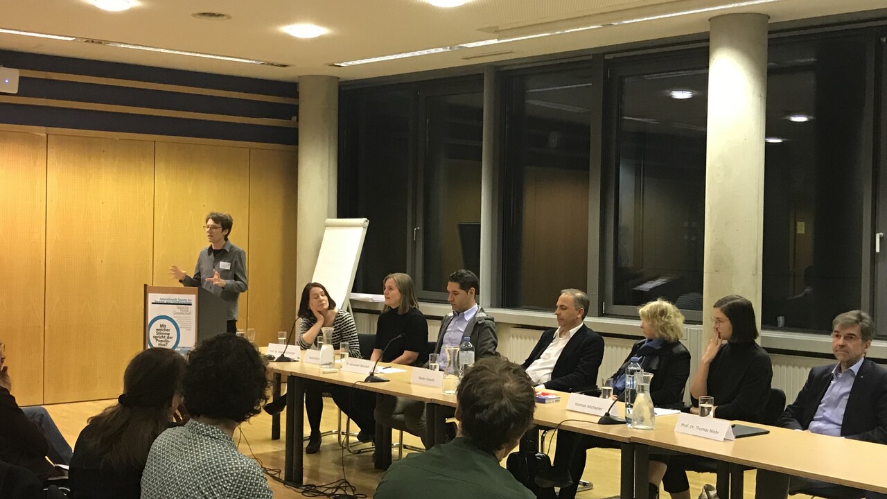 Vortrag während Konferenz vor Publikum