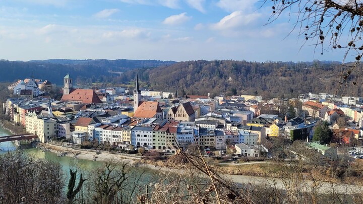 Ansicht einer Stadt an einem Fluss