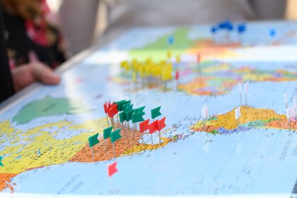 Weltkarte bestückt mit Flaggen, symbolisch fr die bestehenden Partneruniversitäten