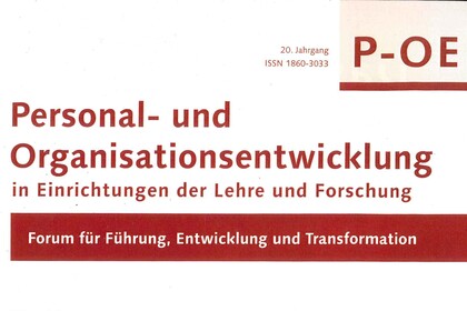 Titelblatt der Zeitschrift P-OE mit roter Schrift auf weißem Grund