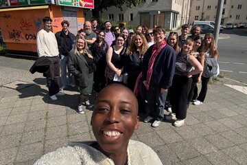 Die Gruppe der Teilnehmenden nach der Führung durch das Afrikanische Viertel in Wedding mit dem Guide. 