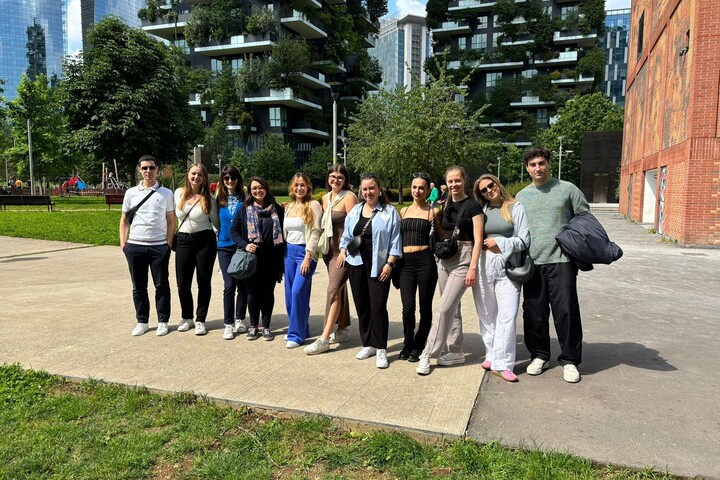 Gruppe Studierender mit Dozentinnen im Viertel Bosco Verticale 