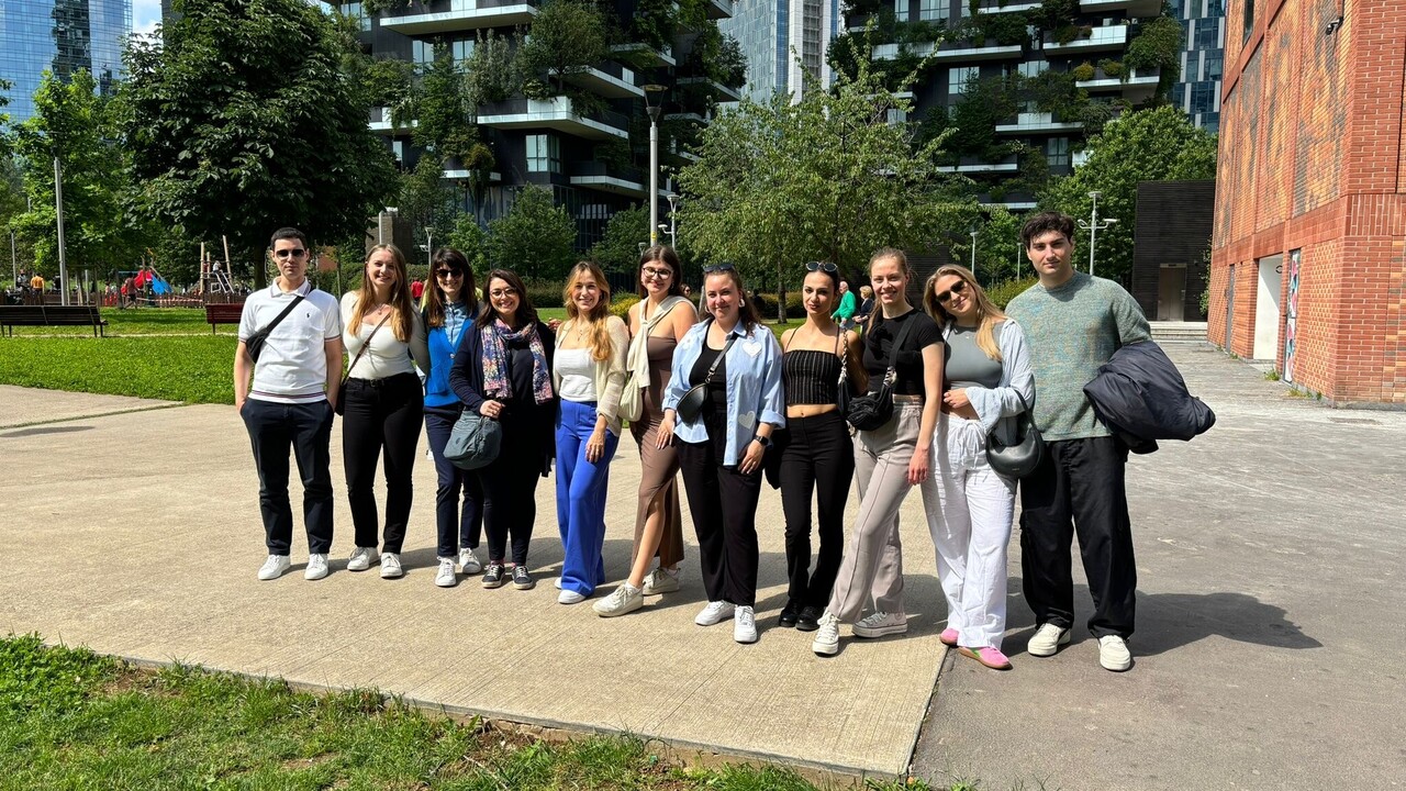 Gruppe Studierender mit Dozentinnen in dem bekannten Mailänder Stadtviertel Bosco Verticale