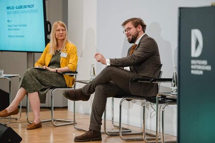 Eine Frau und ein Mann auf einem Podium