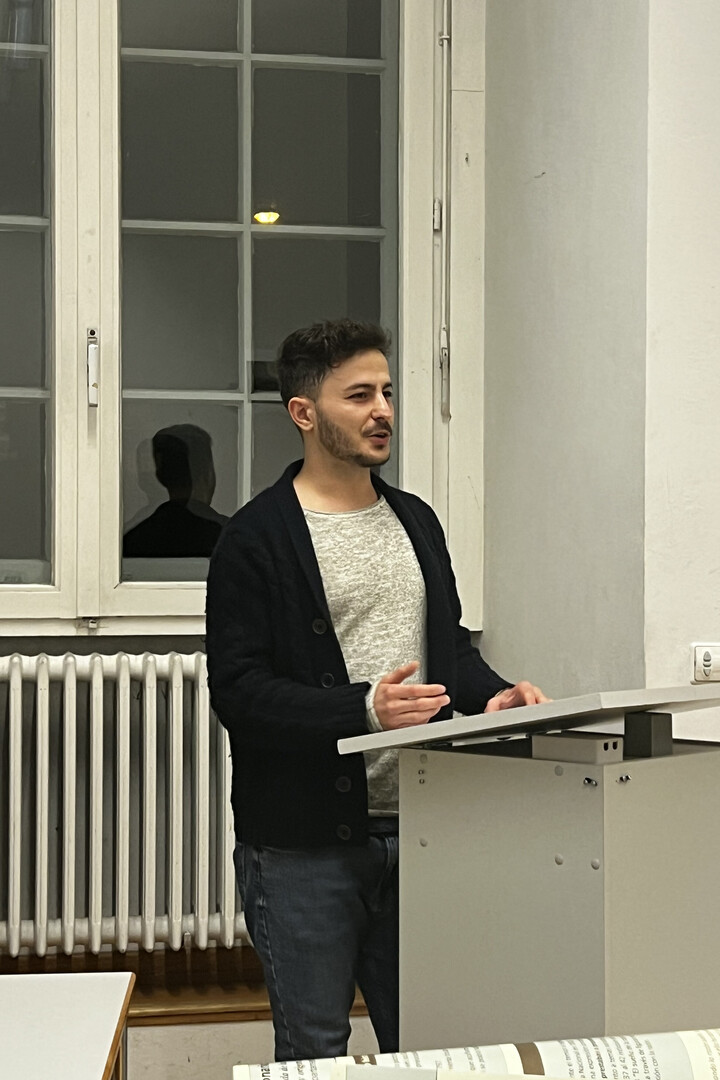 Vortragender am Redepult