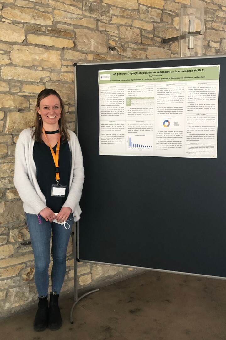 Studierende, die Poster präsentiert