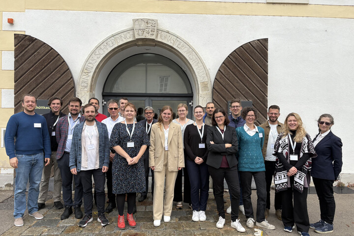 Gruppenbild des WISO, Wien vor einer geöffneten Tür