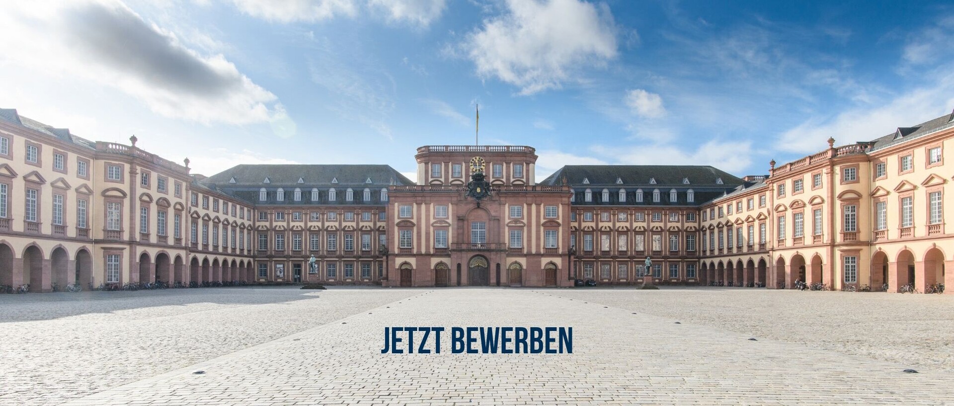 Das Mannheimer Barockschloss und der Ehrenhof.