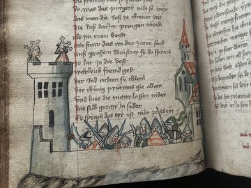 Bildausschnitt von einer Seite aus einer Handschrift mit Text und einer kolorierten Federzeichnung von Kampfgetümmel am Fuße eines Turms 