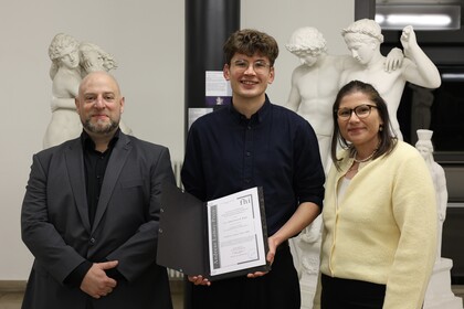 Von links nach rechts: David Brechbilder (stellvertretender Vorsitzender des Fördervereins), Jakob Grosch (Lamey-Preisträger 2025) und Rebekka Reinhuber (Vorsitzende des Fördervereins) bei der Übergabe des Lamey-Preises. 