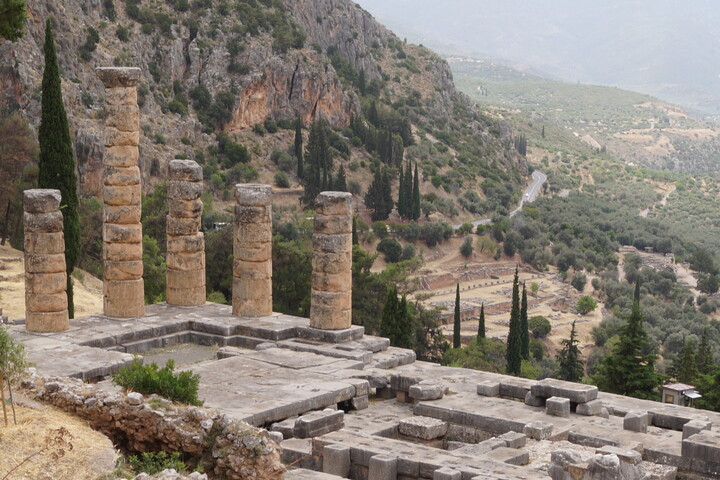 Eine antike griechische Tempelanlage, der Apollontempel in Delphi. 