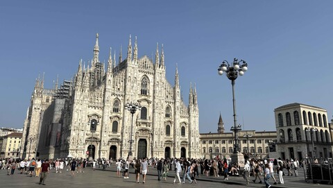 Mailänder Dom mit gotischer Fassade und vielen Besuchern auf dem Platz davor