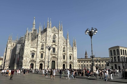 Mailänder Dom mit gotischer Fassade und vielen Besuchern auf dem Platz davor