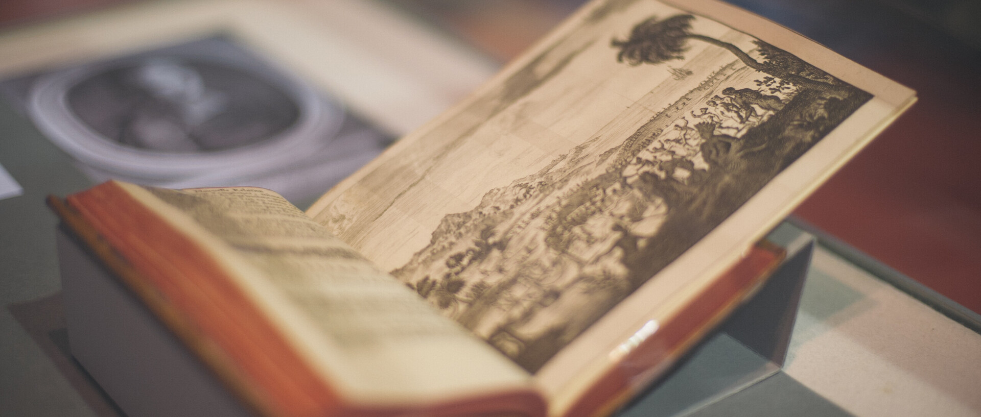 Ein aufgeschlagenes Buch in einer Ausstellungsvitrine
