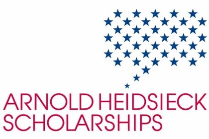 Symbolbild der Arnold Heidsieck Scholarships mit Schriftzug in rot