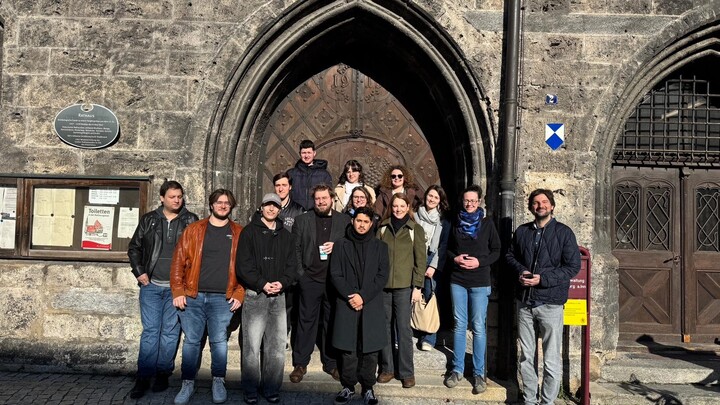 Gruppenbild vor einem alten Rathaus
