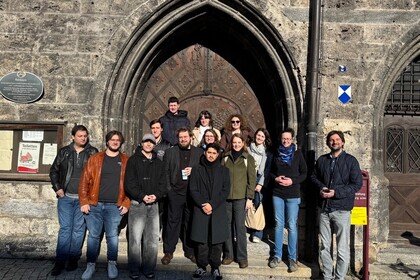 Gruppenbild vor einem alten Rathaus