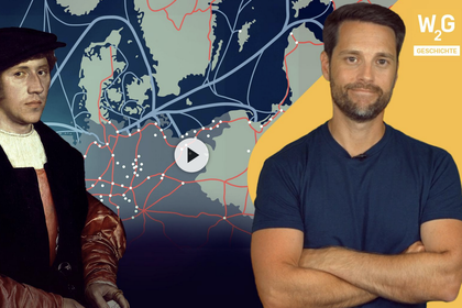 Vor einer Karte der Nord- und Ostsee ein Kaufmann aus dem 16. Jahrhundert und der Moderator der Sendung