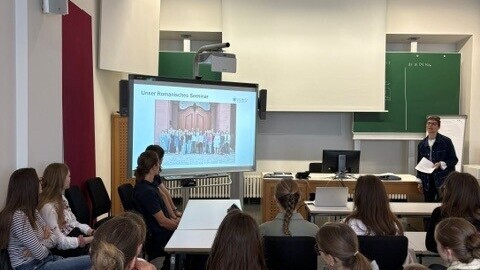 Die Institutskoordinatorin Kristin Nordhaus stellt das Romanische Seminar Schüler*innen und Lehrkräften des Friedrich-Magnus-Schwerd Gymasiums Speyer vor