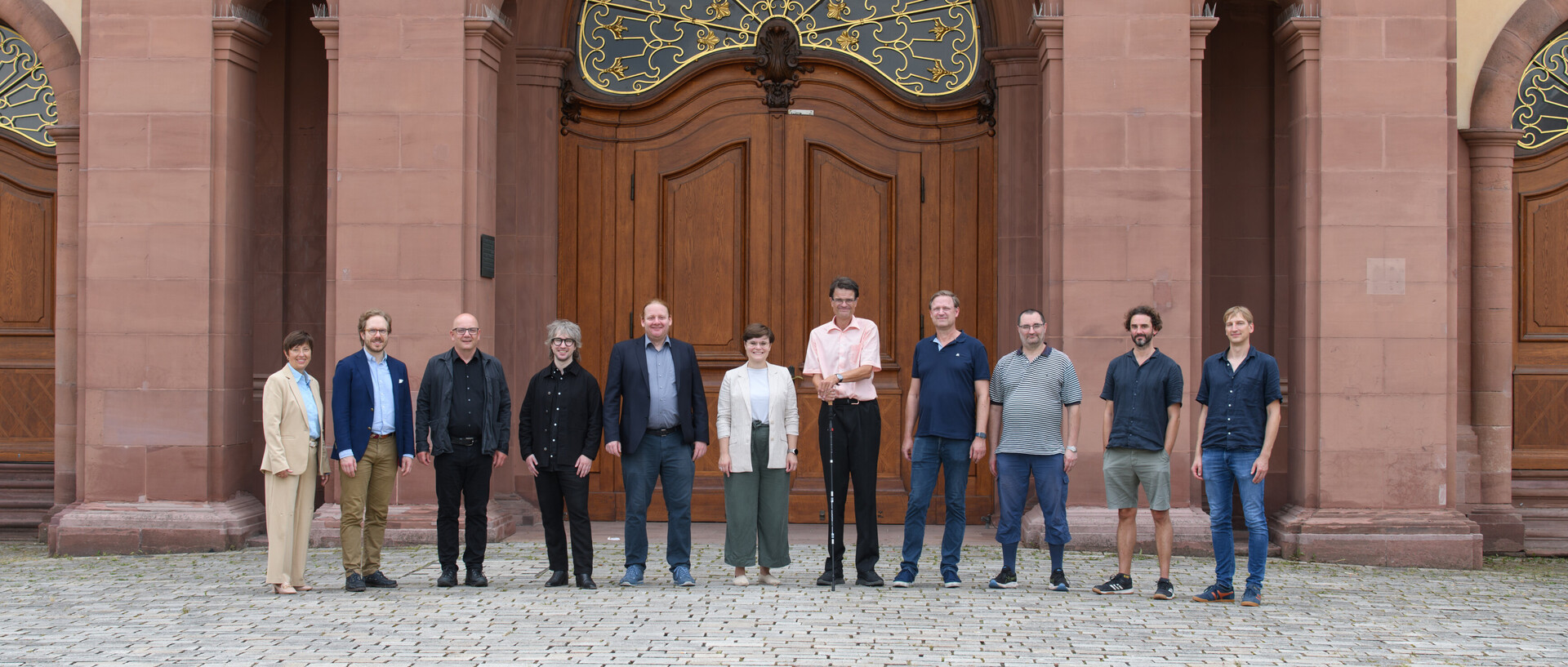 Das Team des Philosophischen Seminars stehen vor dem Eingang zum Mannhei