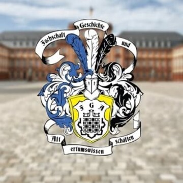 Das Logo der Fachschaft Geschichte und Altertumswissenschaften der Universität Mannheim, im Hintergrund der Ehrenhof des Barockschlosses in Mannheim. 