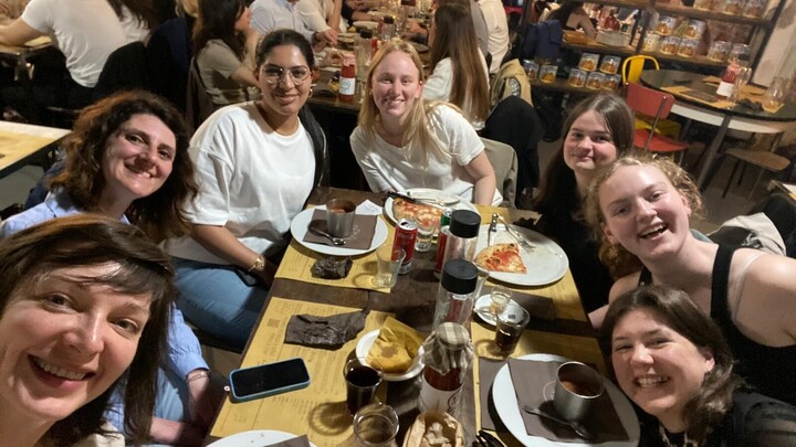 Studierende und Exkursionsleiterinnen beim Pizzaessen 