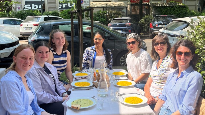 Studierende und Exkursionsleiterinnen beim Risottoessen 