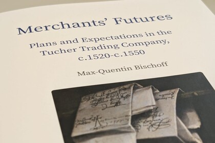 Ein Buch in Nahaufnahme liegt auf einem Tisch