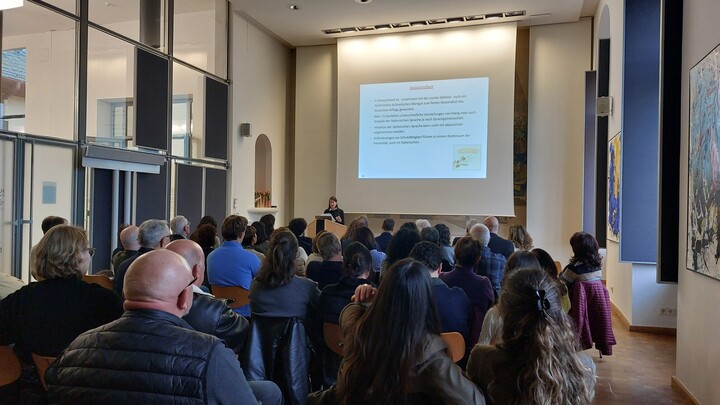 Prof. Dr. Antje Lobin beim Vortrag zum Italian Sounding 