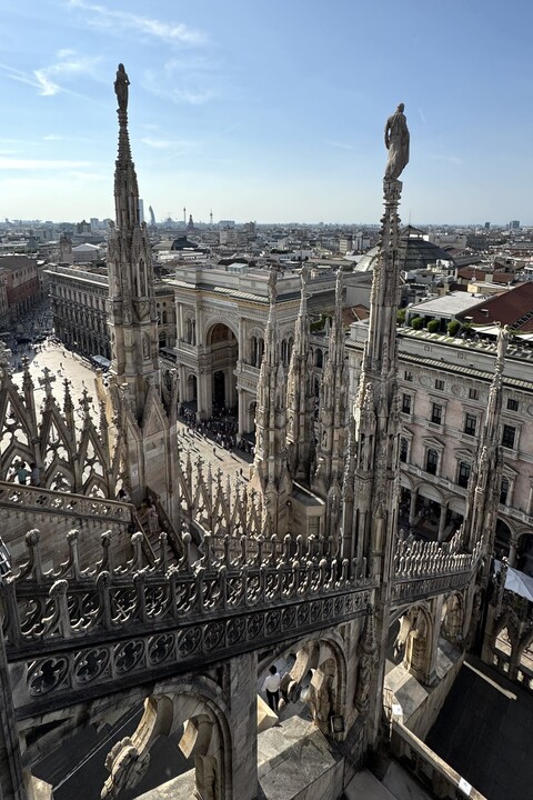 Blick von der Terrasse des Mailänder Doms auf die gotischen Strebepfeiler und die umliegende Stadt