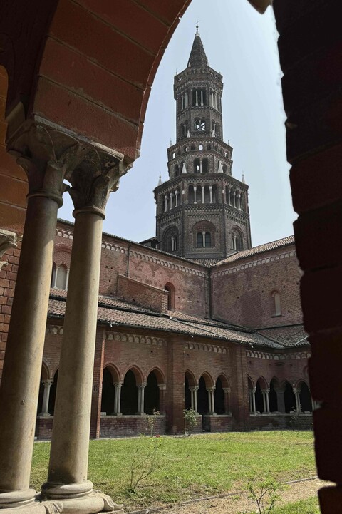 Turm der Abtei Chiaravalle, gesehen durch einen Bogen des Kreuzgangs