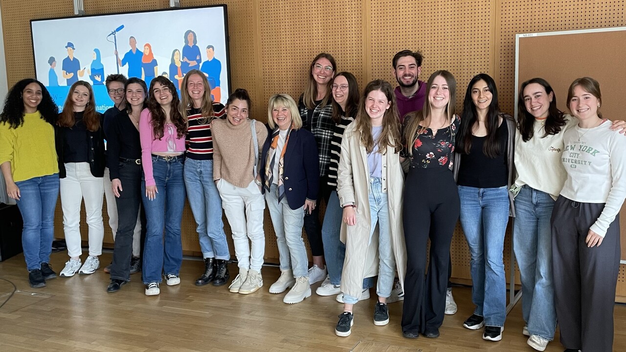 Gruppenbild mit Studierenden, der Dozentin und Moderatrin der Deutschen Welle im Aufnahmestudio