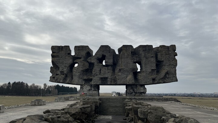 In der Gedenkstätte Majdanek: Überlebensgroßes abstraktes Monument aus Beton und Natursteinen.