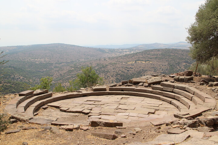 Blick auf das Umland von Aigai von der Terrasse mit einem kreisrunden Platz zum Verkauf von Fisch oder Fleisch