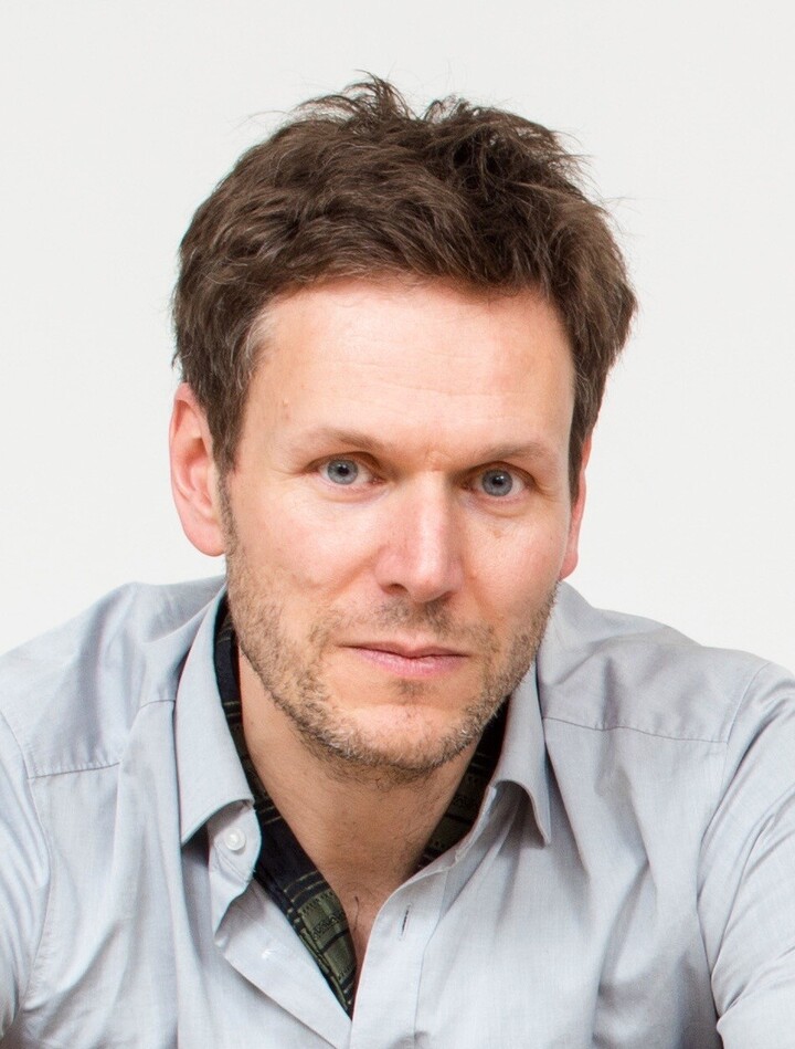 Portraitfoto von Prof. Dr. Tobias Rosefeldt, der ein helles Hemd trägt.