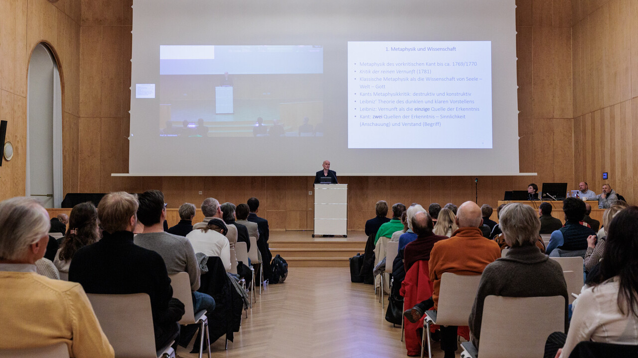 Blick aus dem Mittelgang im Publikum auf die Bühne Welttag der Philosophie 2024: Blick aus dem Publikum auf die Bühne beim Vortrag von Prof. Dr. Dietmar Heidemann
