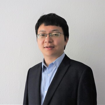 Lyu Xingyu trägt ein dunkelblaues Jacket.