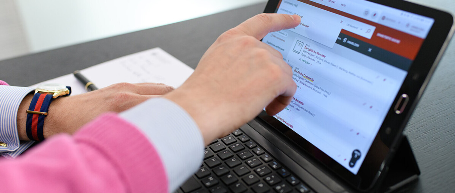Studierende*r durchsucht eine Datenbank