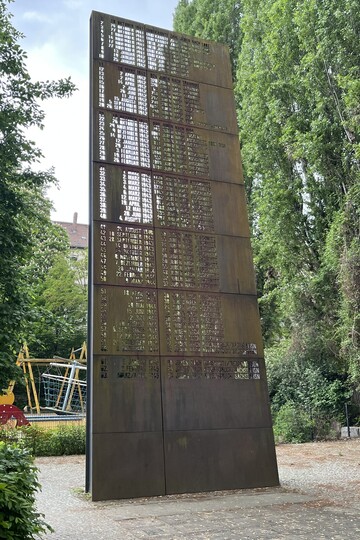 Eine meterhohe Tafel am Mahnmal Levetzowstraße: Darauf geschrieben eine Liste mit Berliner Deportationstransporten, jeweils mit Datum, Personenzahl und Destination. 
