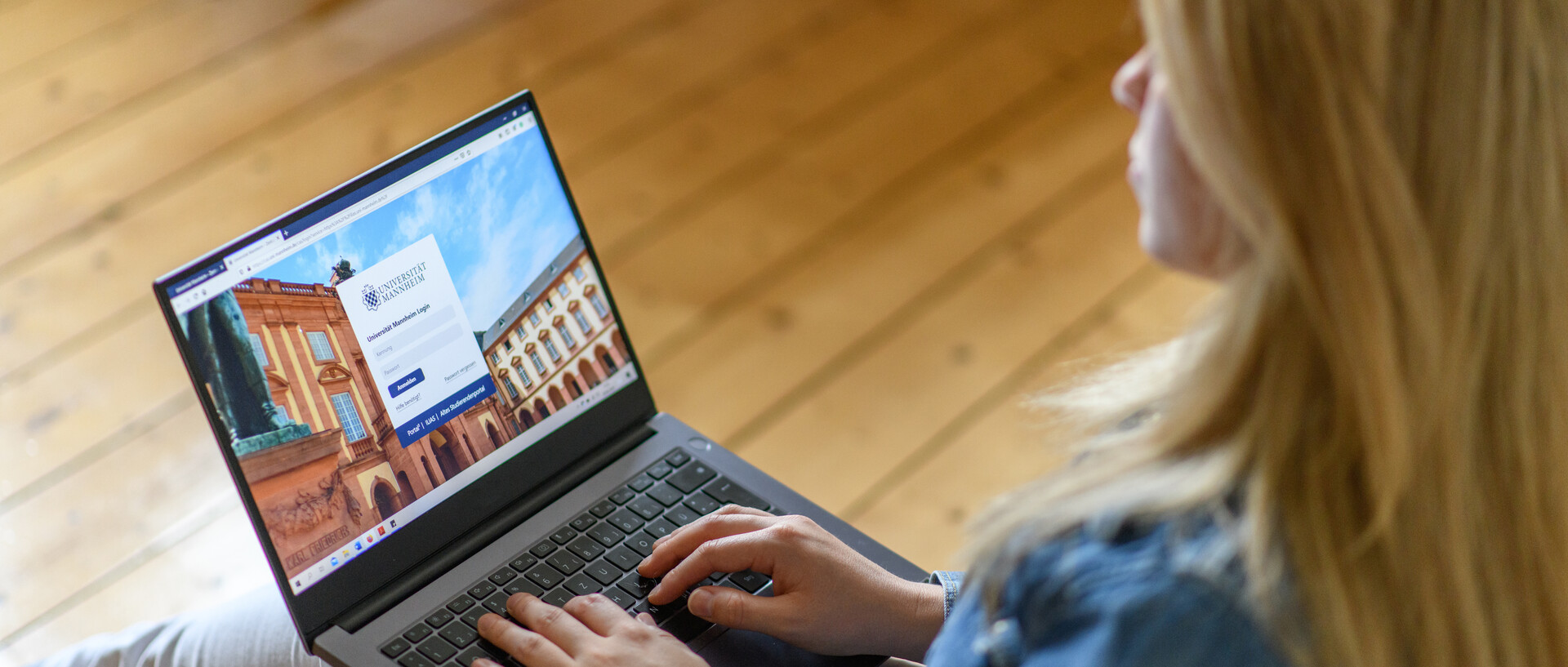 Student with a laptop. On the laptop the Portal2 page is open.