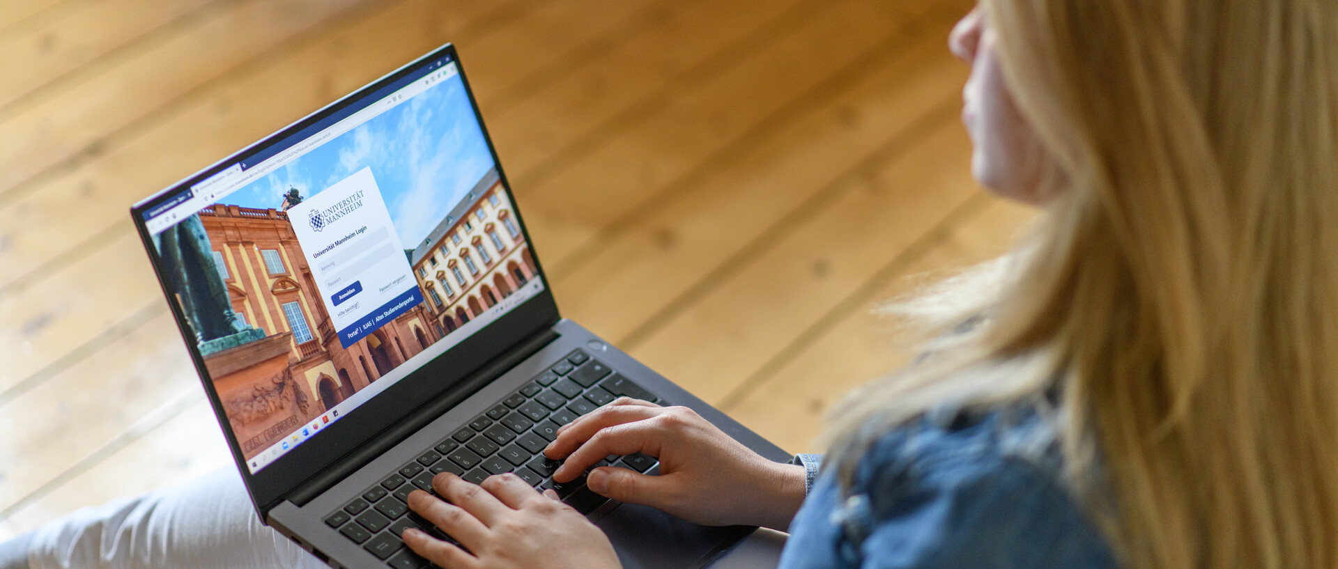 Studentin am Laptop. Auf dem Laptop die Anmeldeseite des Portal2. Link: Portal2.