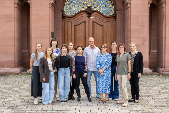 Das Team der Abteilung Sprach- und Medienwissenschaft bestehend aus 11 Personen vor dem Schloss in Mannheim. 