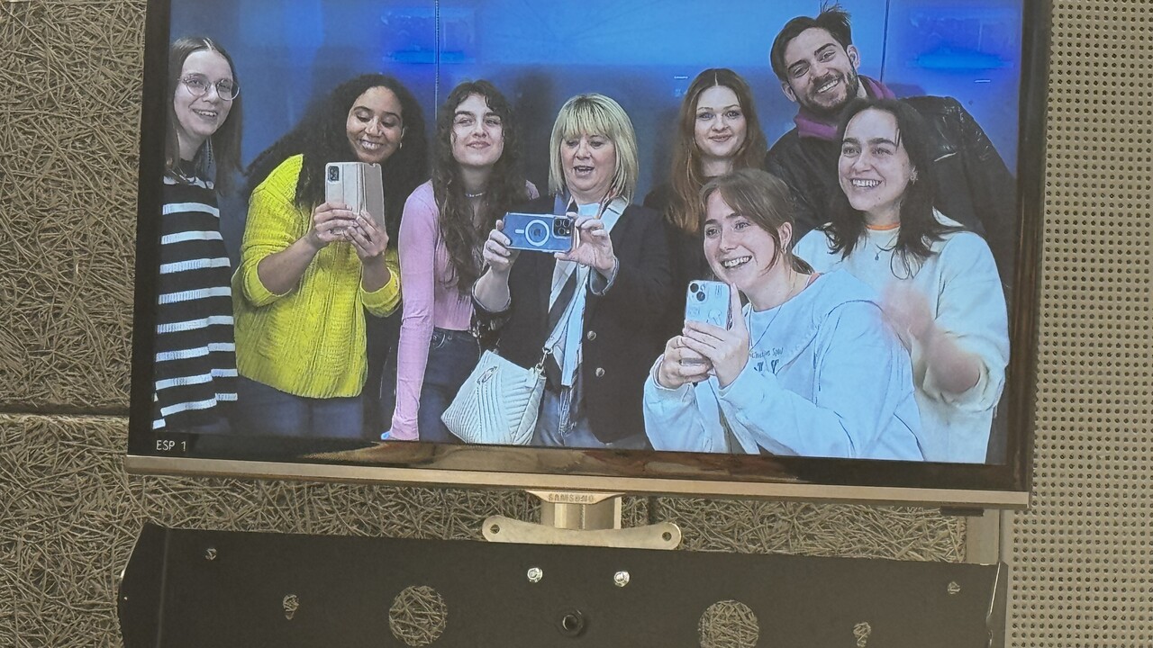 Selbstaufnahme einer Gruppe von Studierenden mit der Dozentin im Rahmen eines Fernsehens