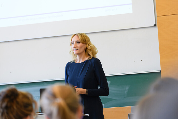 Dozentin während einer Vorlesung vor der Tafel
