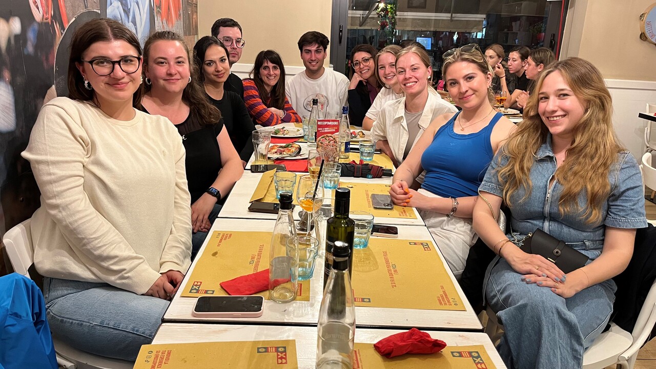 Exkursionsgruppe im Restaurant