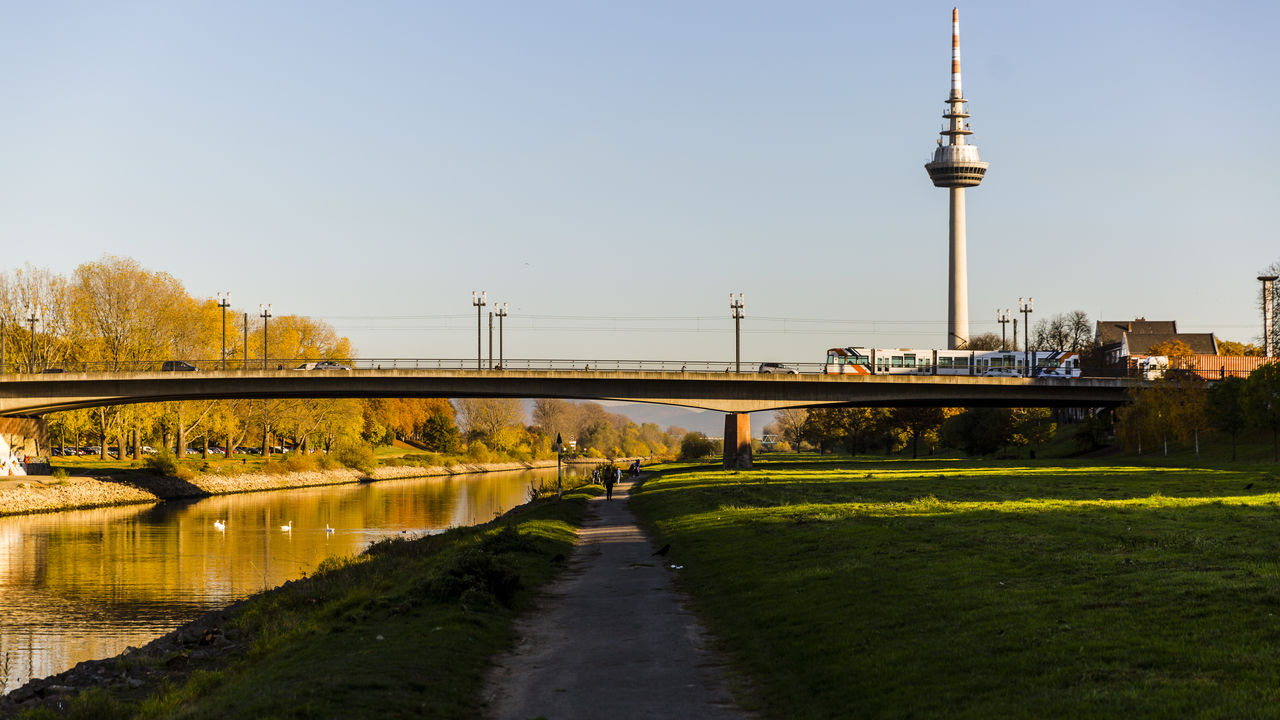 Der Fernmeldeturm in Mannheim. Daneben fließt der Neckar.
