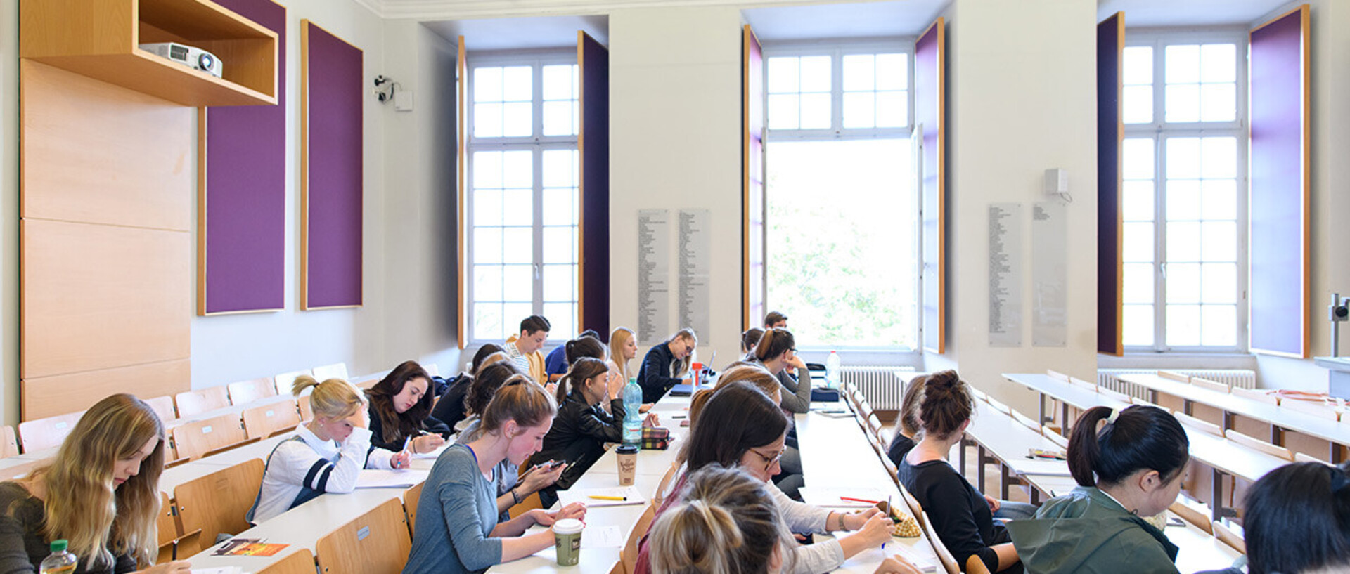 Studierende in einem Hörsaal im Schloss