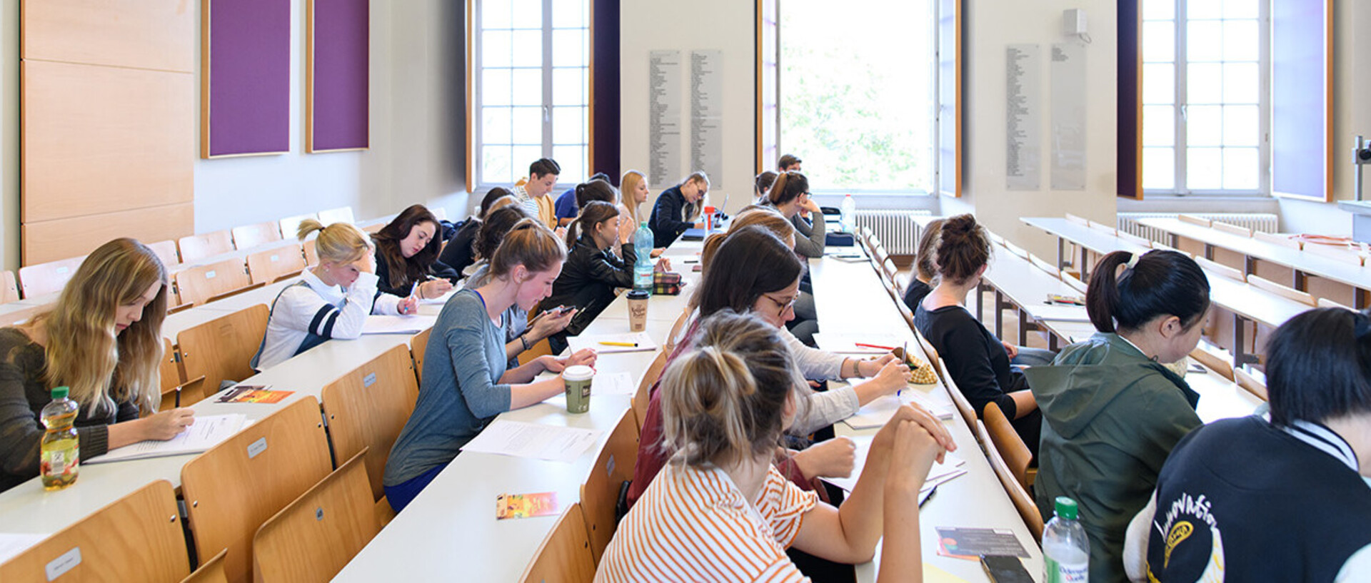 Studierende in einem Hörsaal im Schloss