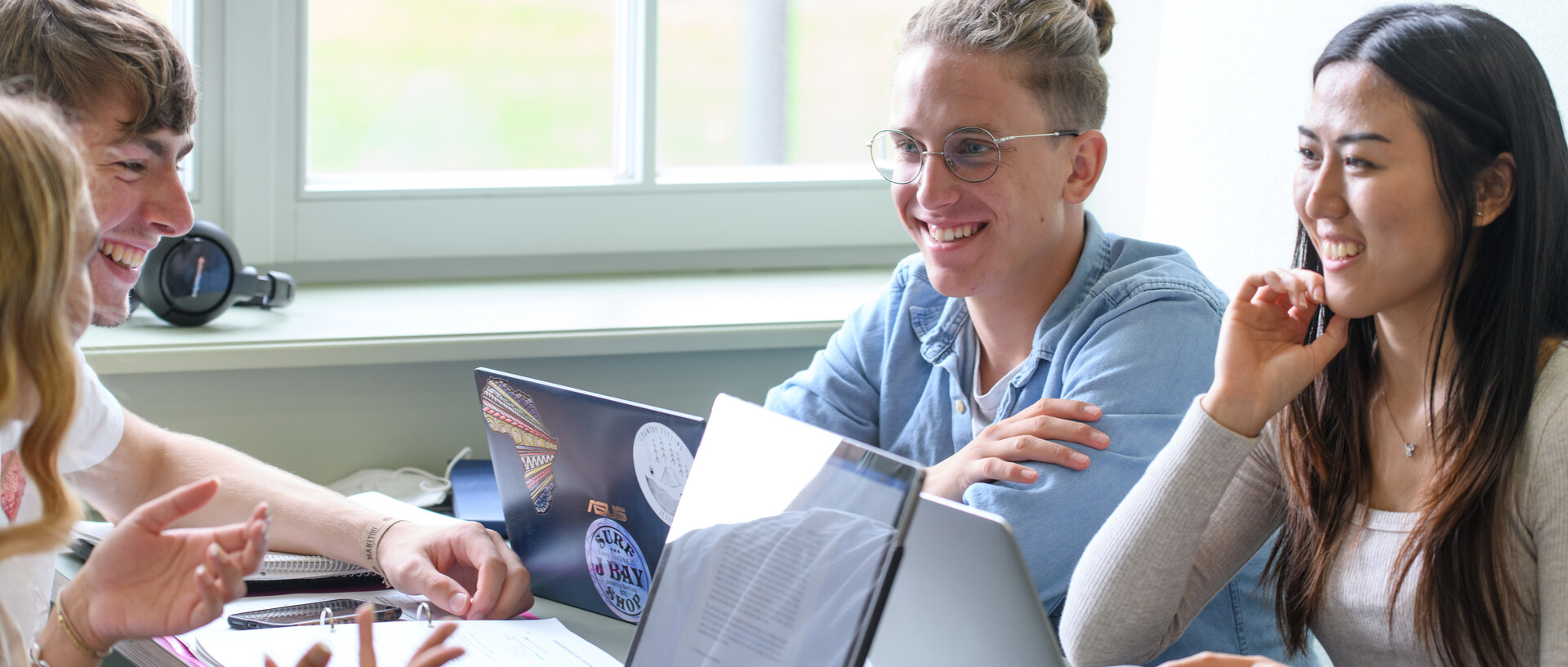 Studierende unterhalten sich in der Bibliothek