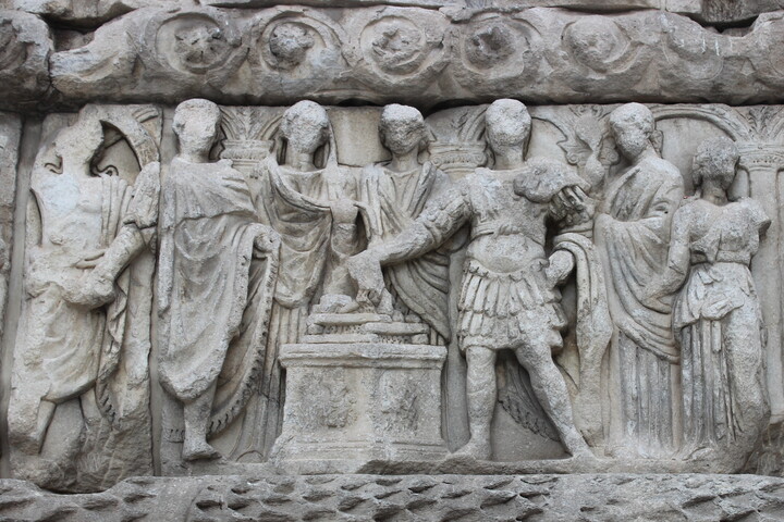 Relief am Galeriusbogen in Thessaloniki. 